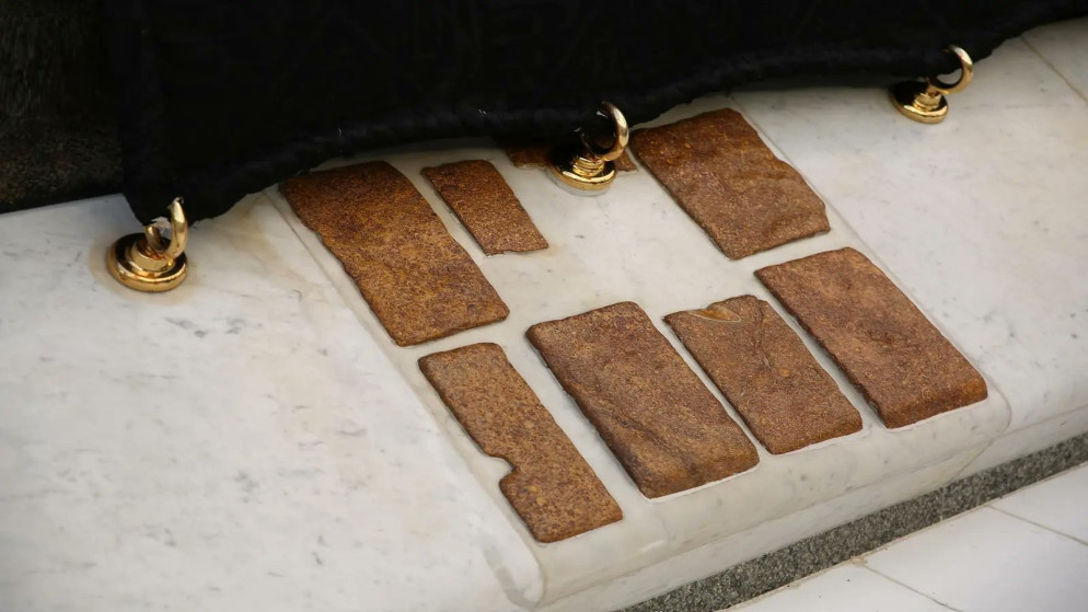 شواهد تاريخية نادرة: قطع المعجن في شاذروان الكعبة تحكي تاريخ العمارة