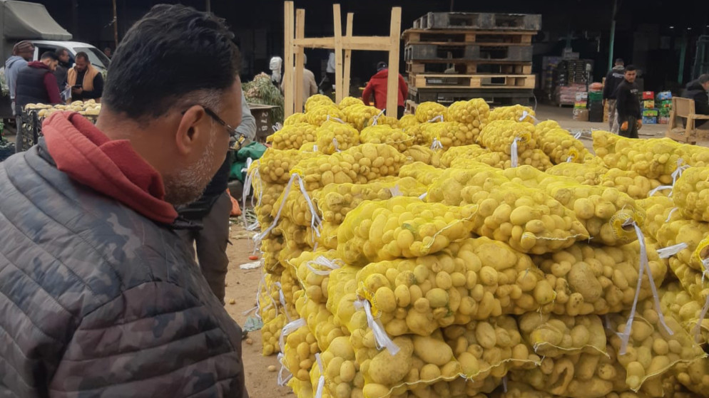 بلدية اربد تتلف كميات من الموز والبطاطا غير الصالحة للاستهلاك