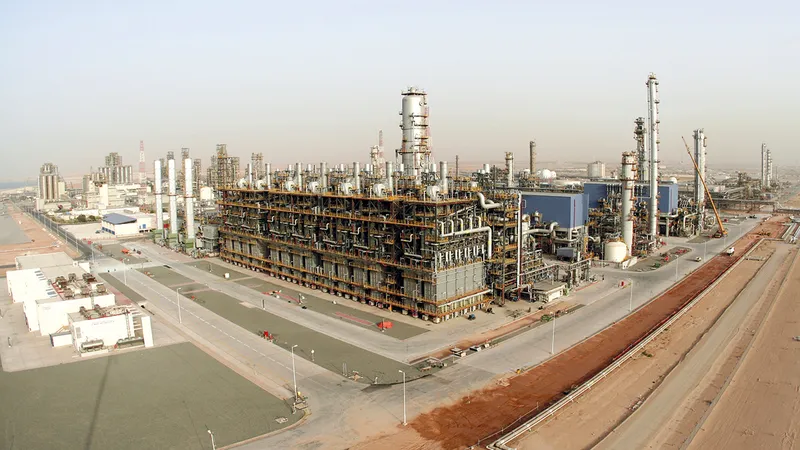 حريق الرويس الصناعي في ابوظبي تحت السيطرة والدفاعات الجوية تتصدى لتهديدات