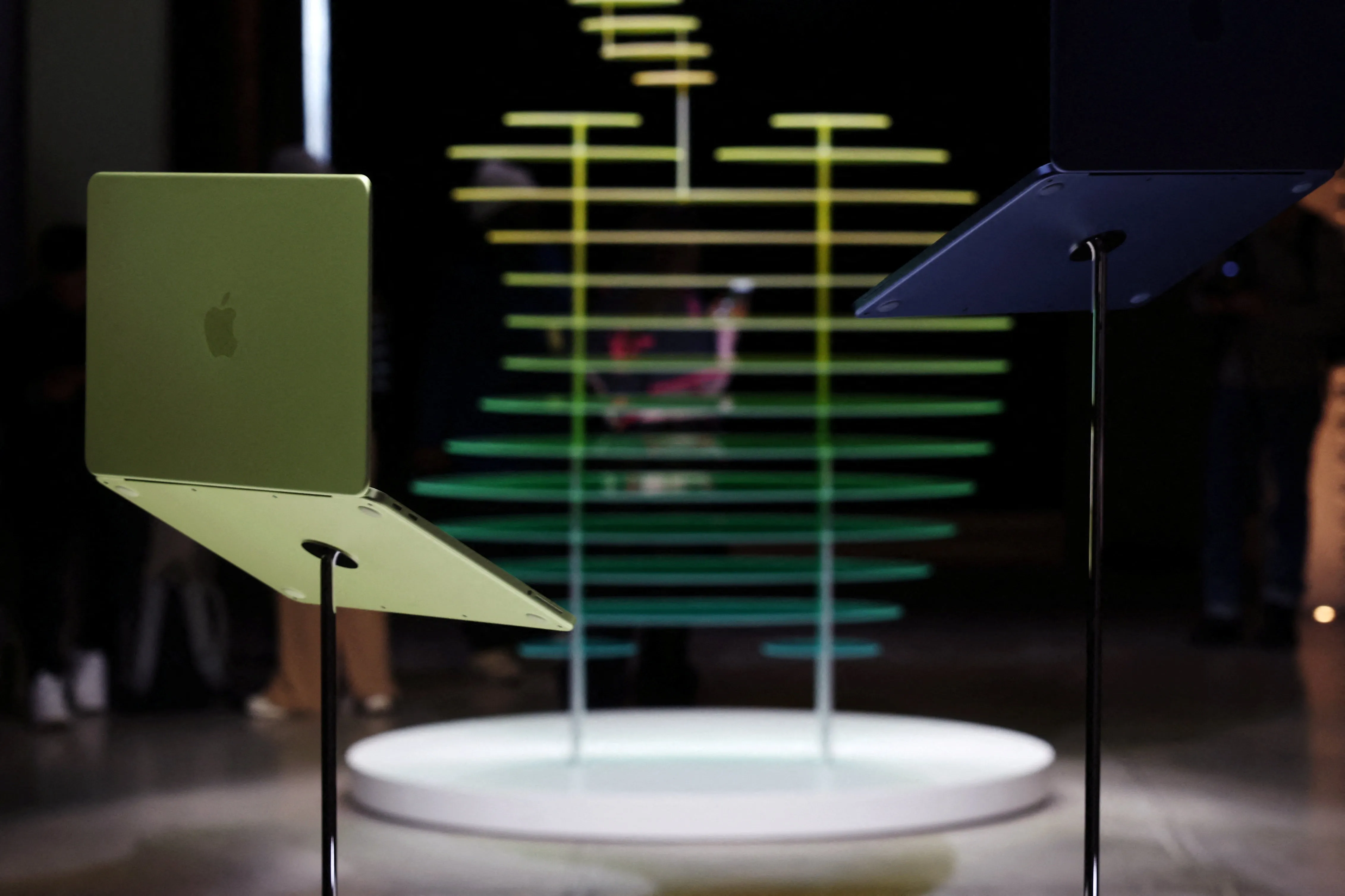 ماك بوك نيو الجديد يثير الجدل.. خبراء التقنية يكشفون مميزاته وعيوبه