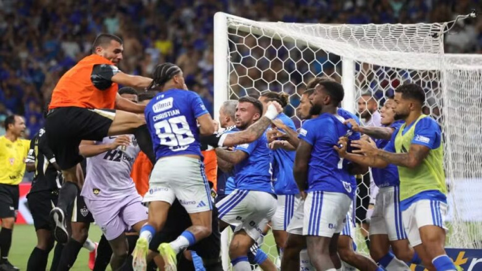 شجار مينيرو يحطم الأرقام القياسية بطرد 23 لاعبا في الدوري البرازيلي