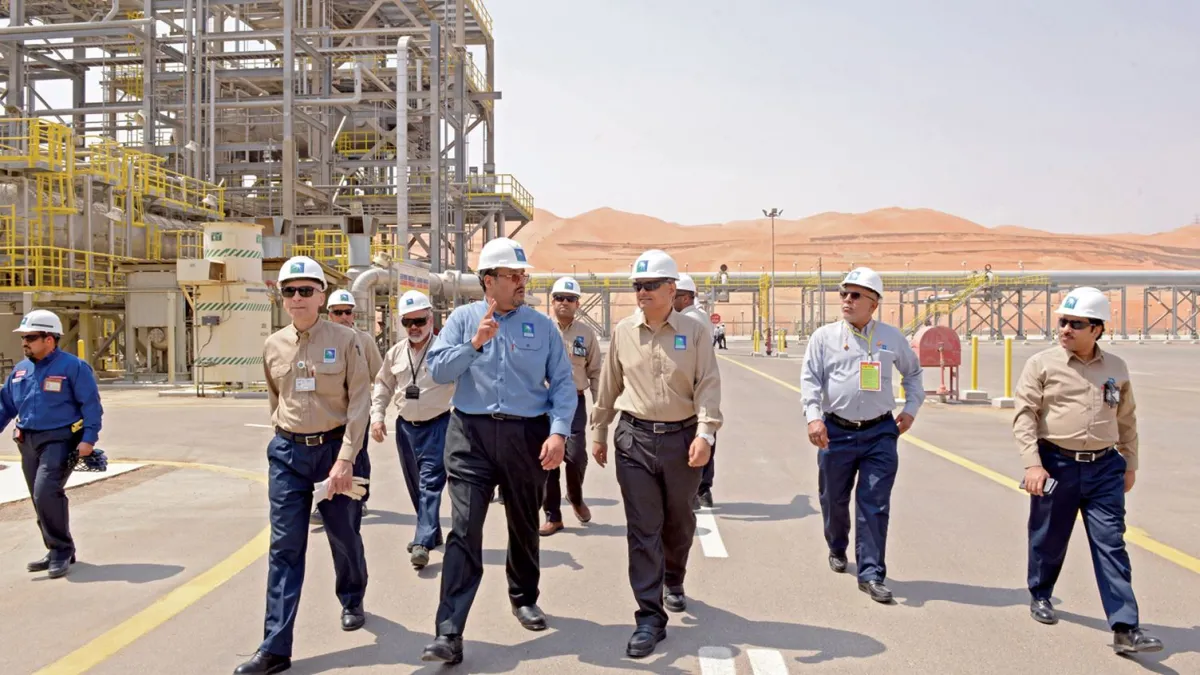 ارامكو تواجه ازمة مضيق هرمز بصلابة مالية وخطط بديلة