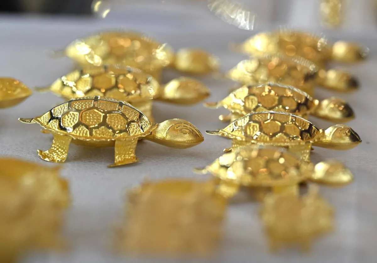 الذهب يحافظ على مكاسبه وسط ترقب لبيانات اقتصادية أمريكية