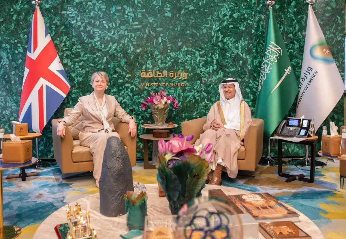 السعودية وبريطانيا تعززان التعاون لضمان استقرار إمدادات النفط