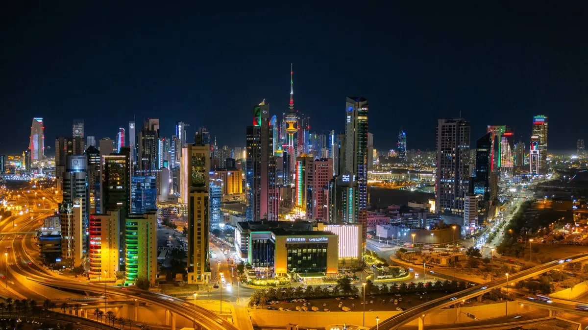 الكويت تتصدى لهجمات جوية معادية وتؤكد على الاستقرار الإقليمي