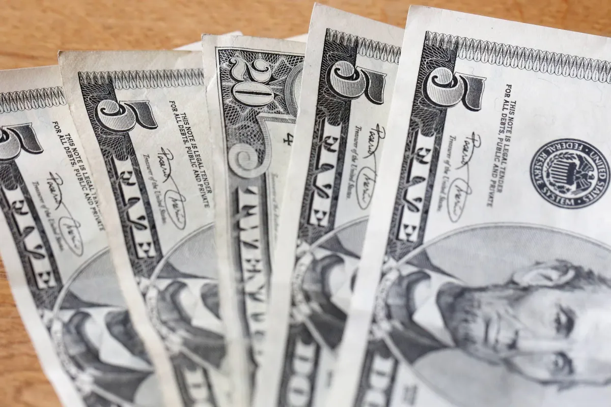 الدولار يحلق قرب ذروة تاريخية وسط مخاوف عالمية من ارتفاع أسعار الطاقة