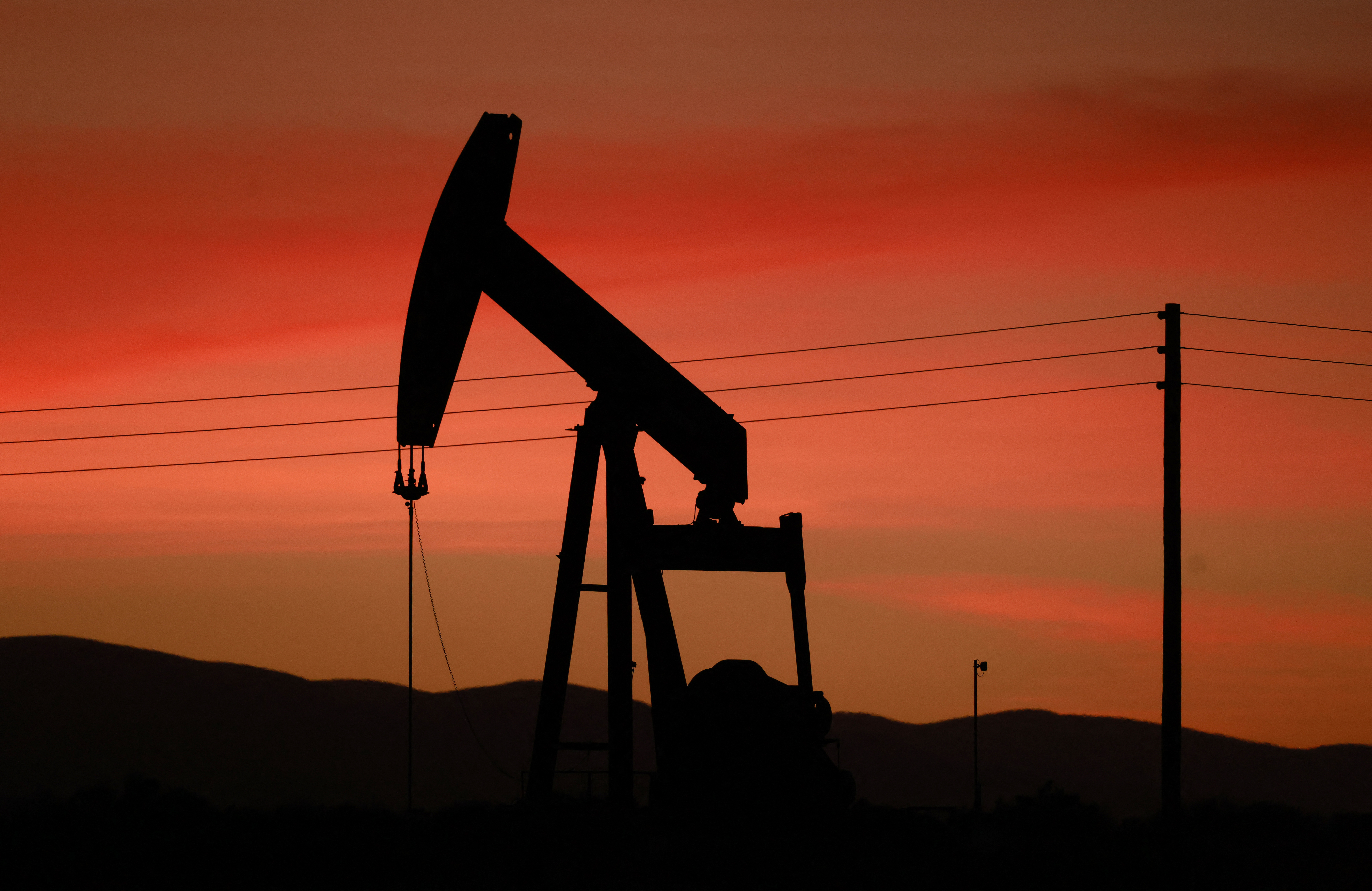 الولايات المتحدة تخفف قيود النفط الروسي مؤقتا لتهدئة أسواق الطاقة