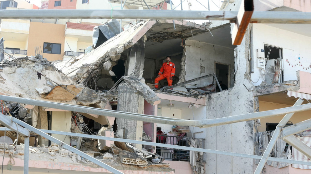 قتلى وجرحى بغارة اسرائيلية تستهدف مبنى قرب صيدا جنوب لبنان