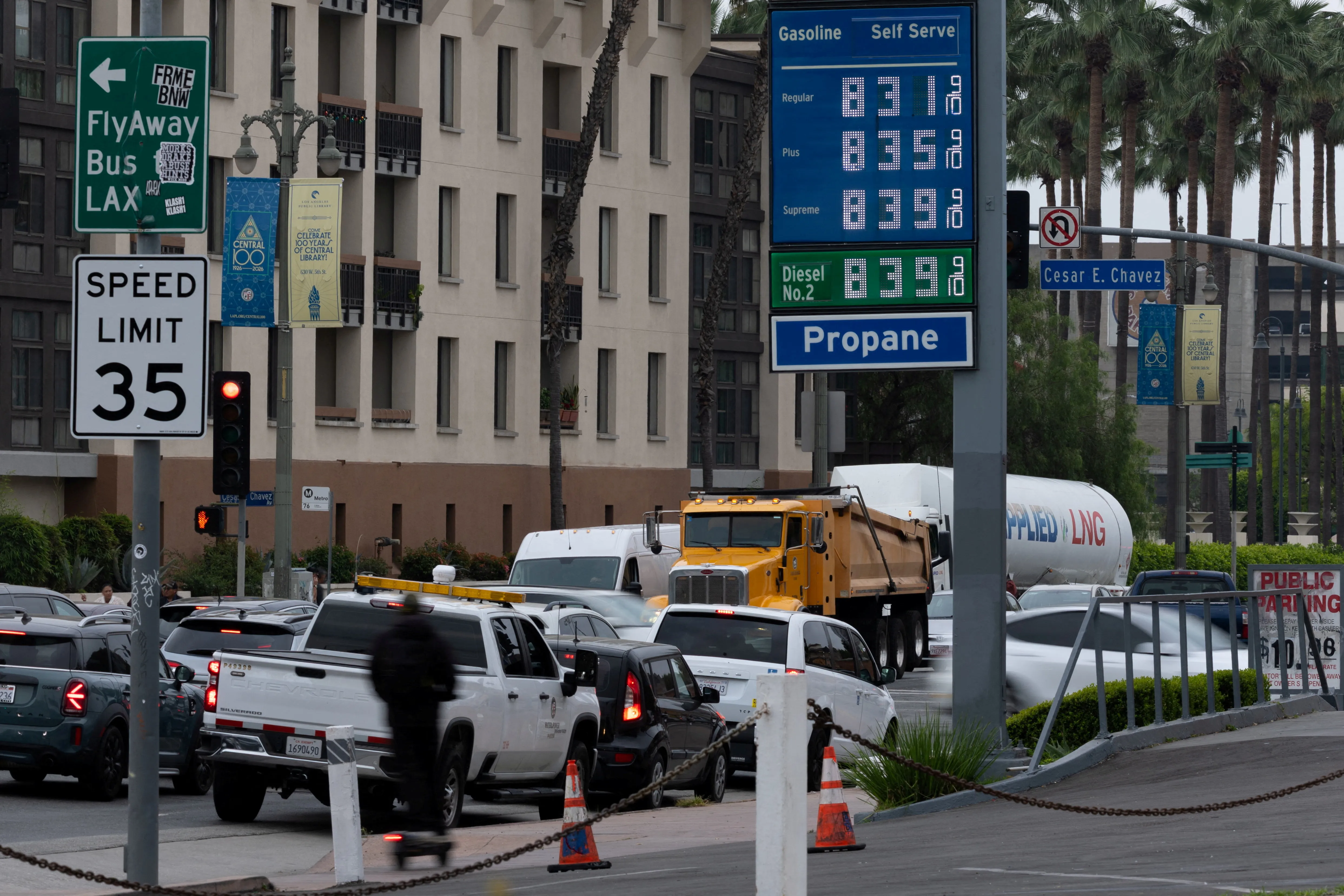 ارتفاع أسعار البنزين يهدد ميزانية الأسر الأمريكية مع تصاعد التوترات في إيران