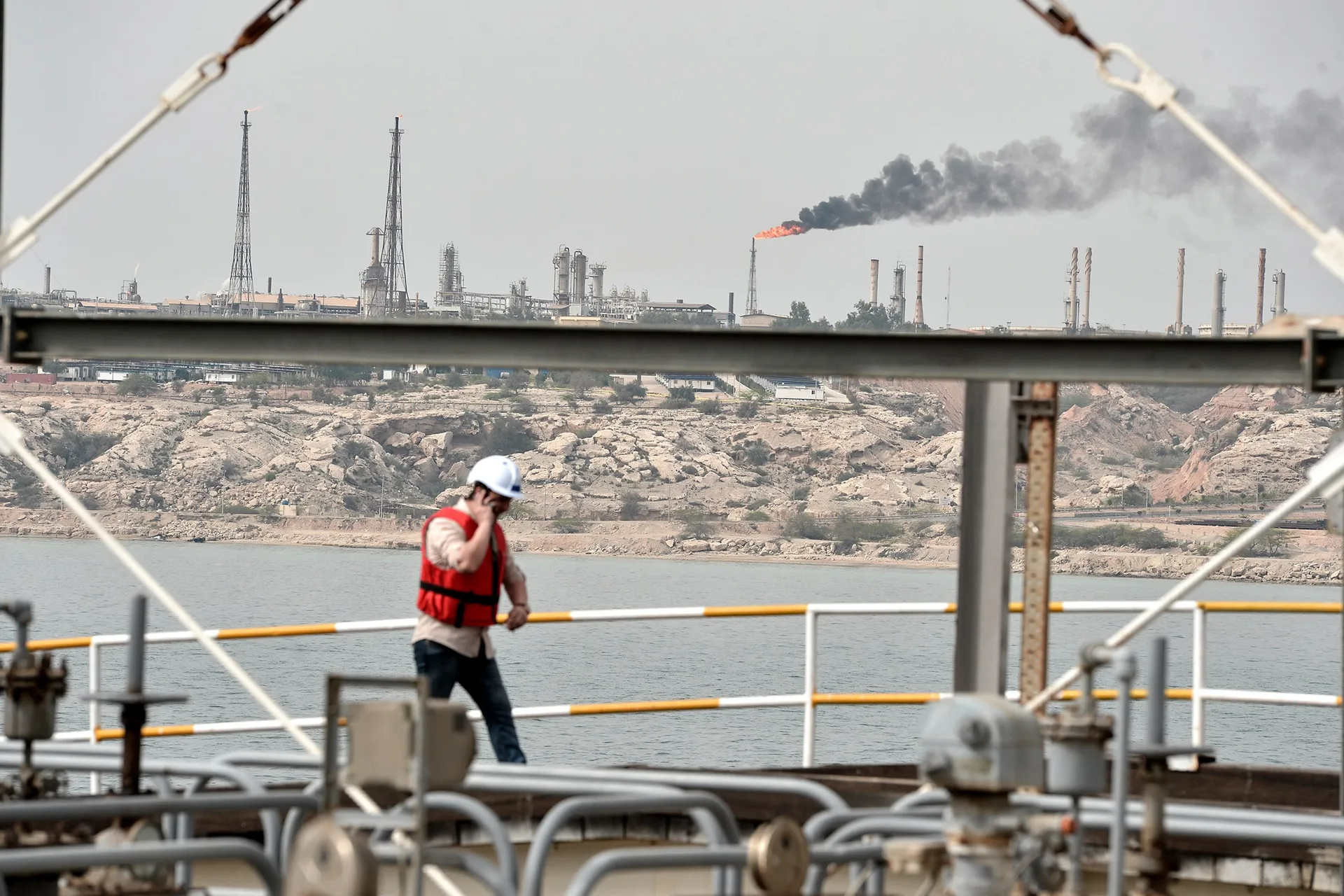 تحذيرات من تداعيات ضرب جزيرة خارك على أسواق الطاقة العالمية