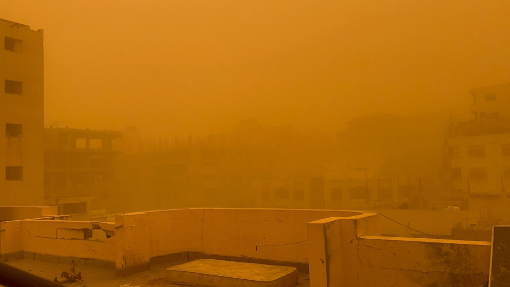 عاصفة رملية تجتاح غزة وتزيد معاناة النازحين