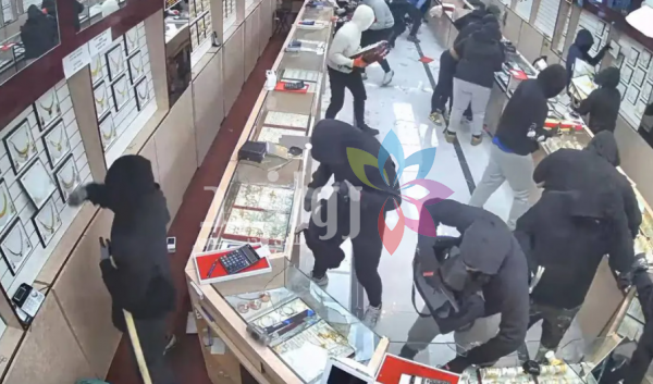 في 70 ثانية .. لصوص يسرقون مجوهرات بـ1.7 مليون دولار من متجر أميركي