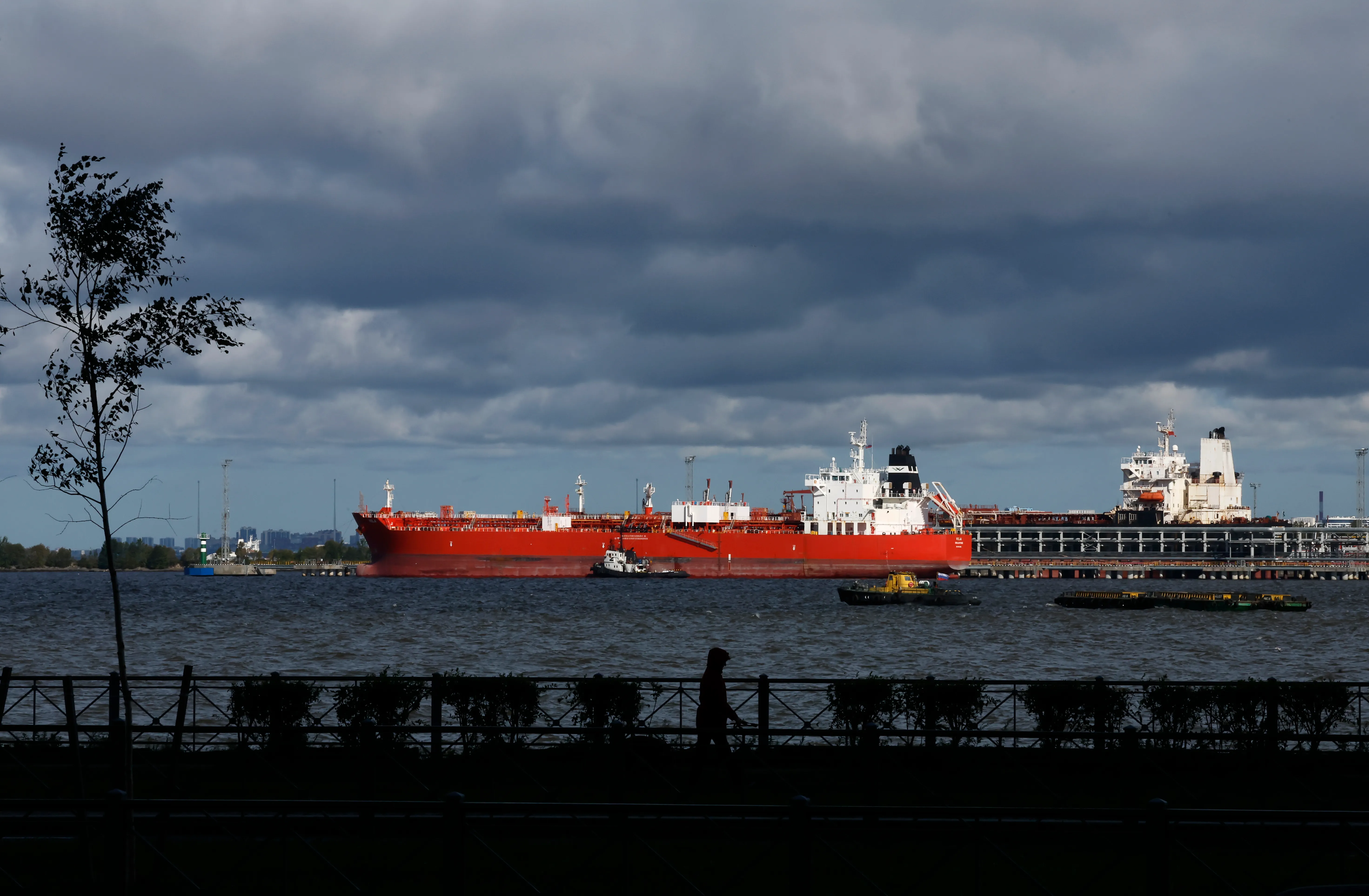 السوق يفرض شروطه: واشنطن تخفف العقوبات على النفط الروسي لتجنب أزمة تضخم