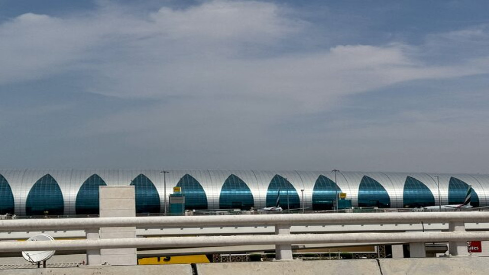 السيطرة على حريق بخزان وقود قرب مطار دبي اثر هجوم بمسيرة