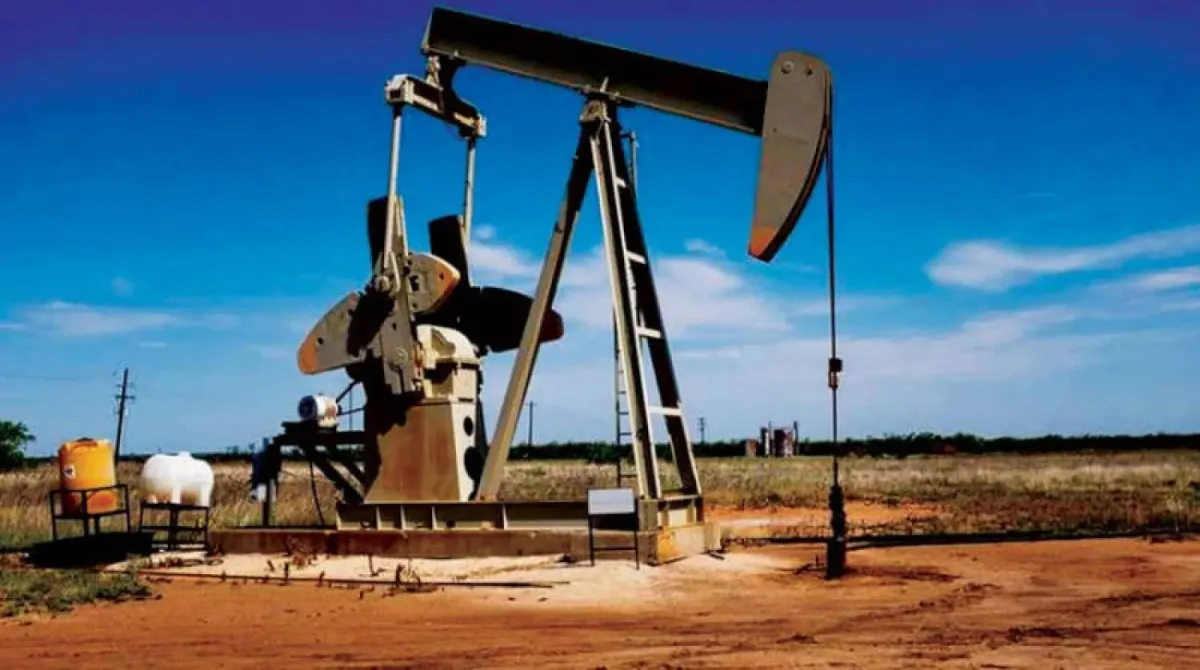 تراجع أسعار النفط مع مساع عالمية لفتح مضيق هرمز