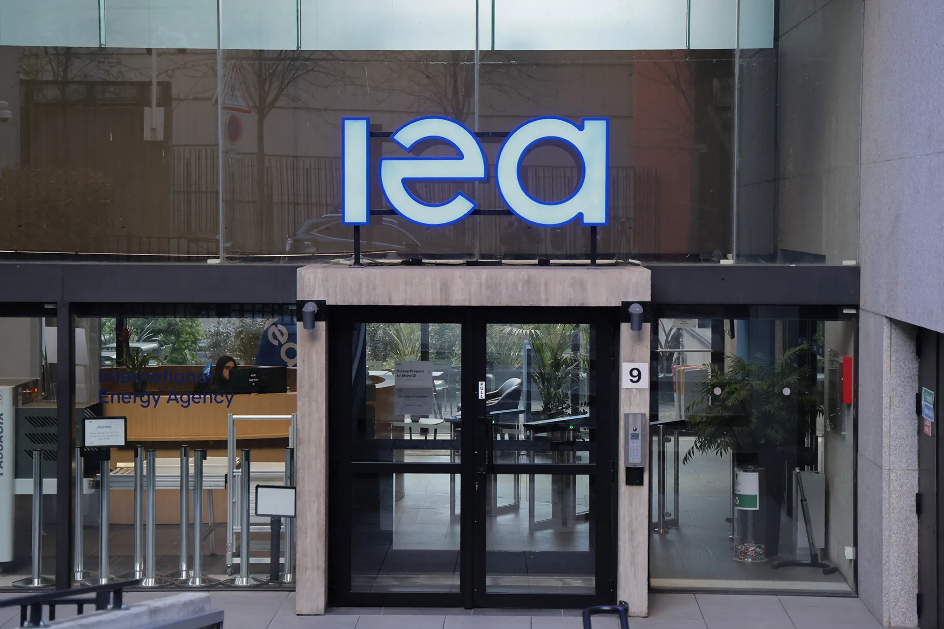 وكالة الطاقة تحذر: مخزونات نفط إضافية جاهزة لمواجهة أزمة الإمدادات