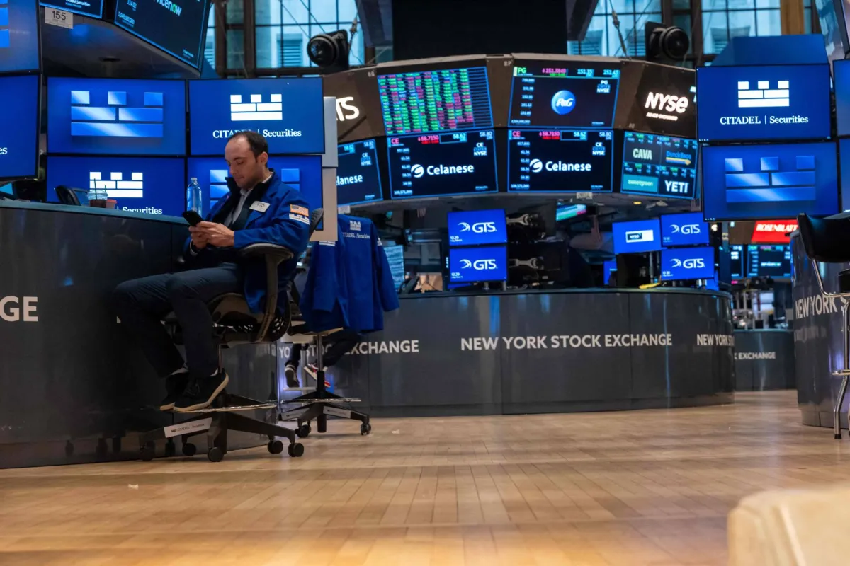 الذكاء الاصطناعي يقود ارتفاع العقود الاجلة الاميركية وسط ترقب قرار الفيدرالي