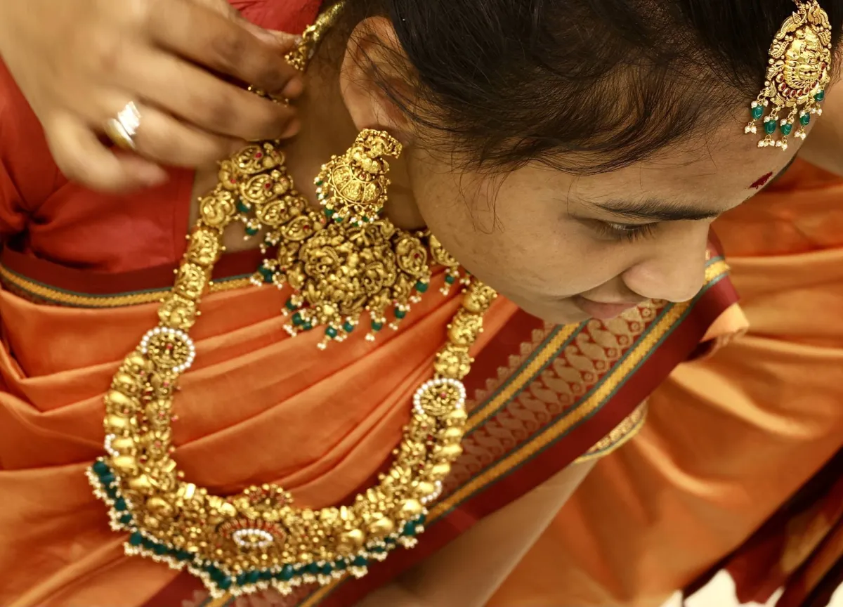 الذهب يحافظ على تماسكه وسط ترقب لقرارات البنوك المركزية