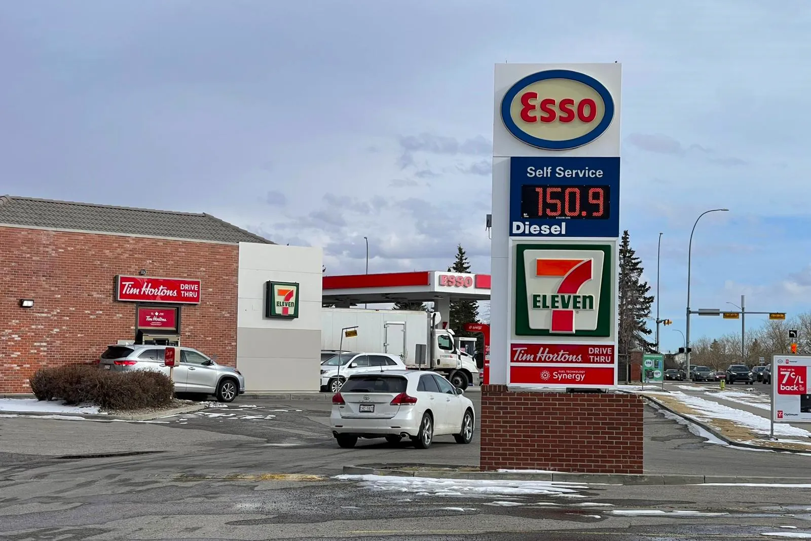 تداعيات الحرب على إيران ترفع أسعار الوقود في كندا وتضغط على قطاعات حيوية