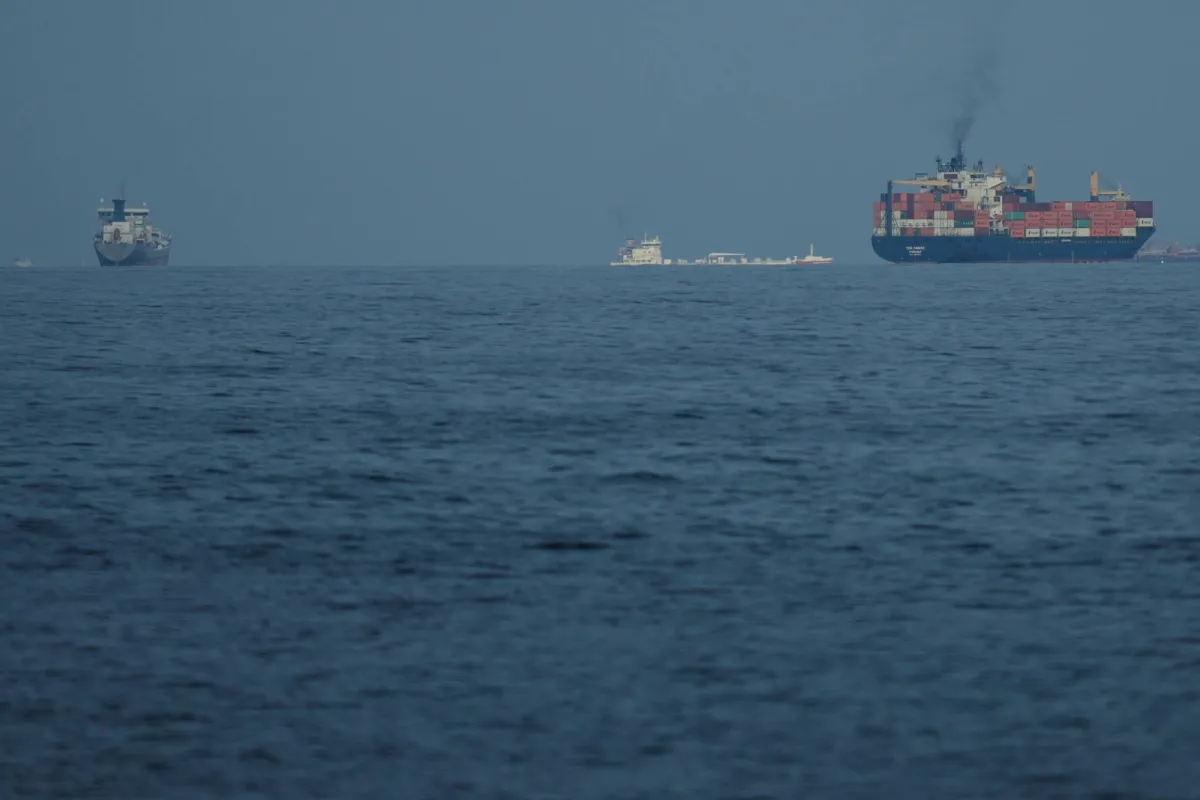 هجوم بمقذوف يستهدف سفينة قبالة سواحل الامارات