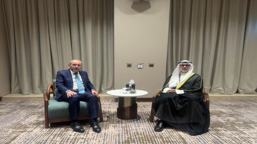 الصفدي يبحث مع نظيره الكويتي دعم استقرار المنطقة قبيل اجتماع السعودية