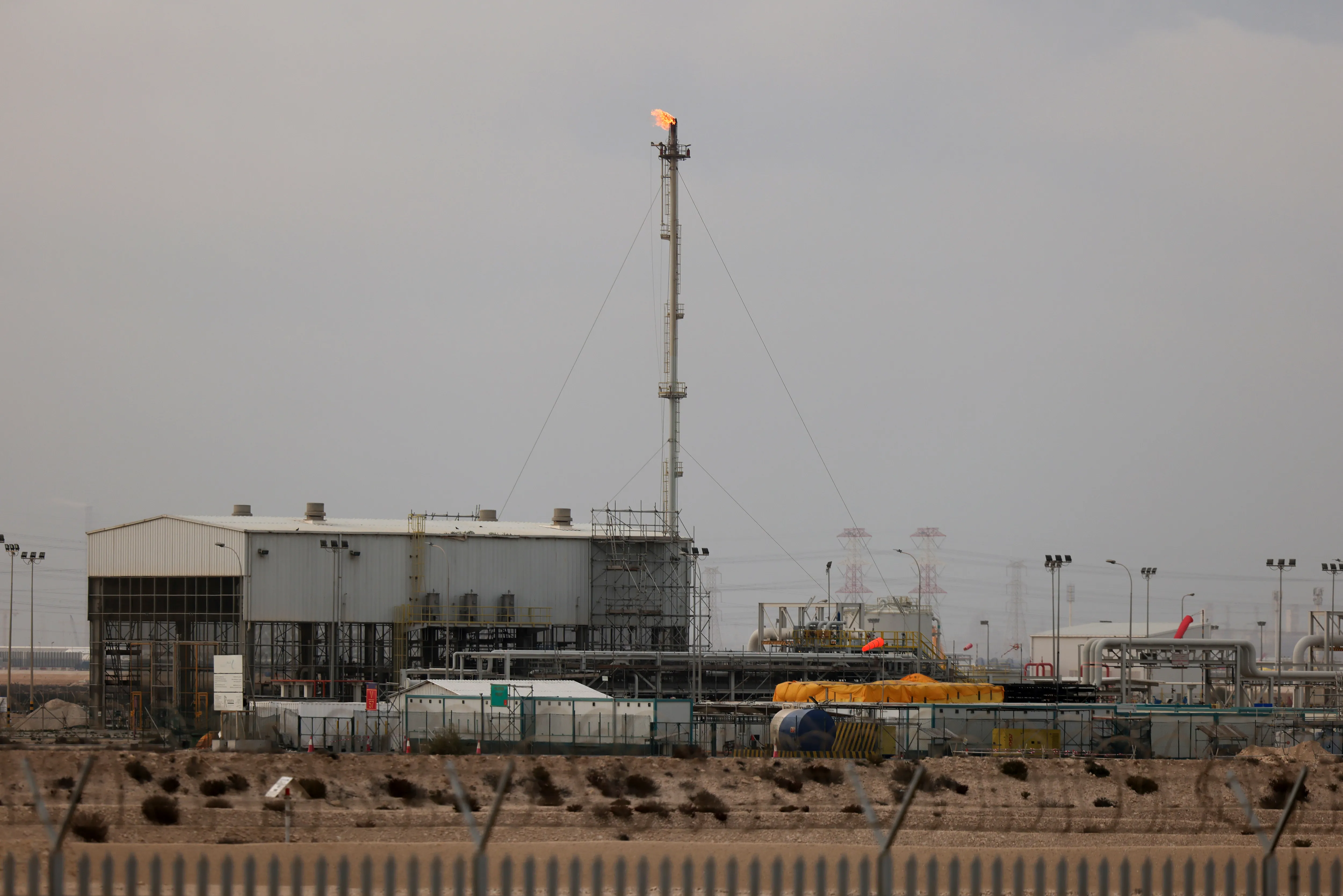 هجمات خليجية ترفع اسعار النفط والغاز.. هل يتحمل العالم كلفة استهداف منشآت الطاقة؟