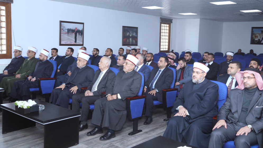 العيسوي يسلم مكرمة ملكية لـ30 إماما وواعظا مقبلا على الزواج