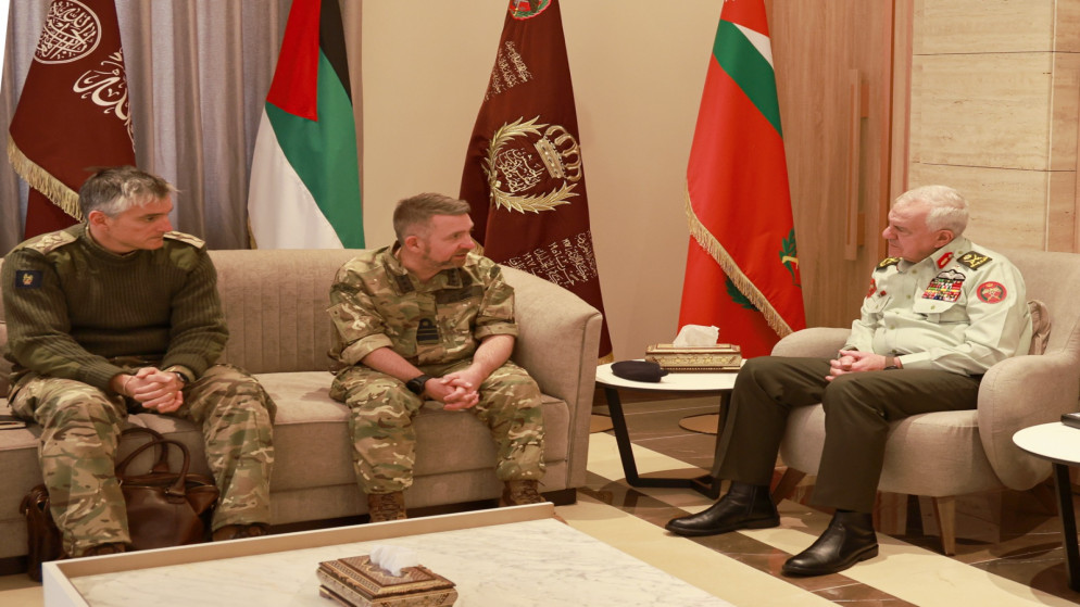 الحنيطي يبحث مع مسؤول بريطاني التعاون العسكري والتطورات الاقليمية