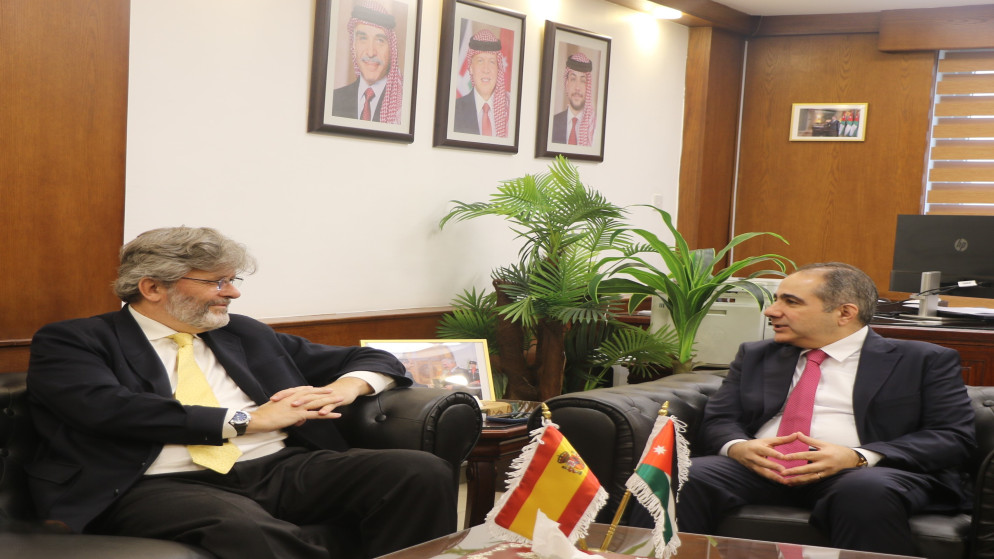 وزير الاستثمار يبحث مع السفير الاسباني افاق التعاون الاقتصادي