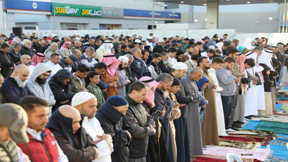 بهجة العيد تعم الاردن .. صلاة الفطر تجمع الاردنيين في المساجد