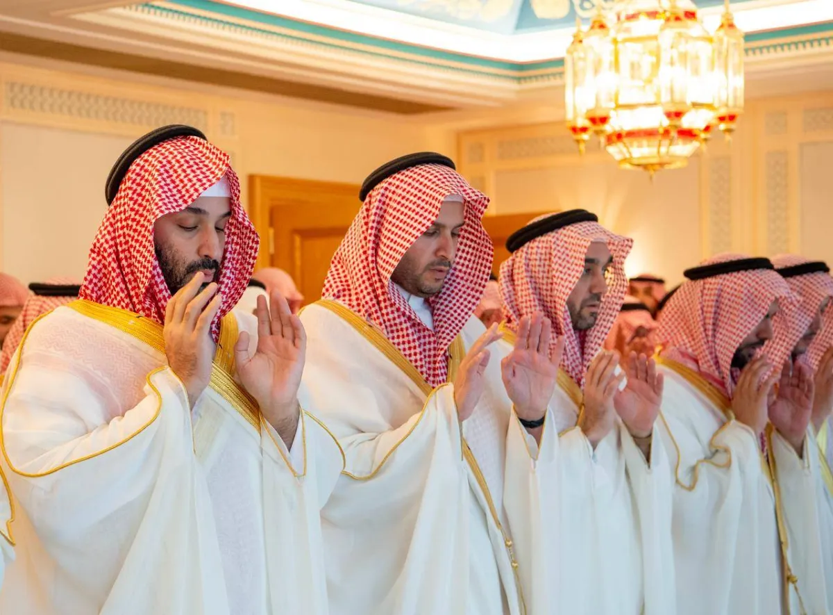 ولي العهد يؤدي صلاة العيد في المسجد الحرام بمكة