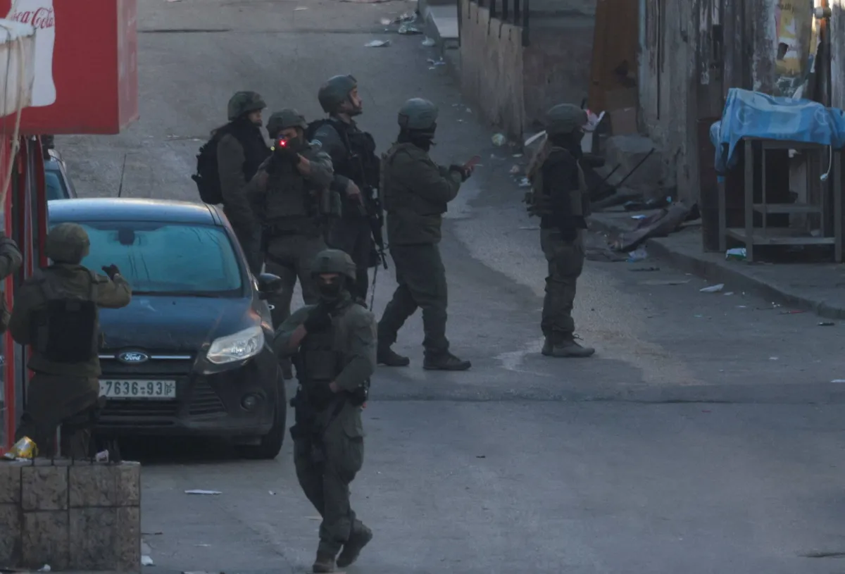 إصابة شاب فلسطيني واعتقال 5 في مداهمات إسرائيلية بالخليل وسلفيت وقلقيلية