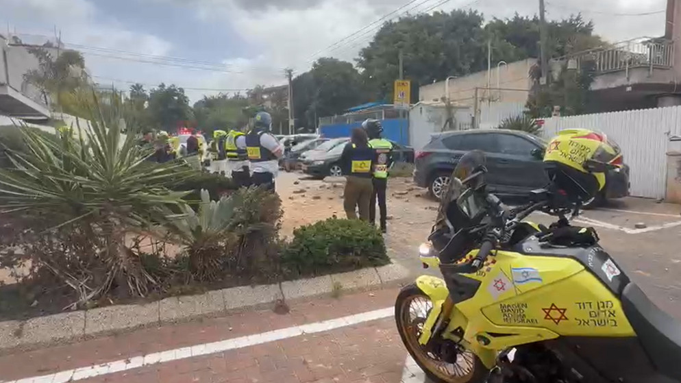 سقوط شظايا صاروخ يتسبب باضرار في مبان بتل ابيب