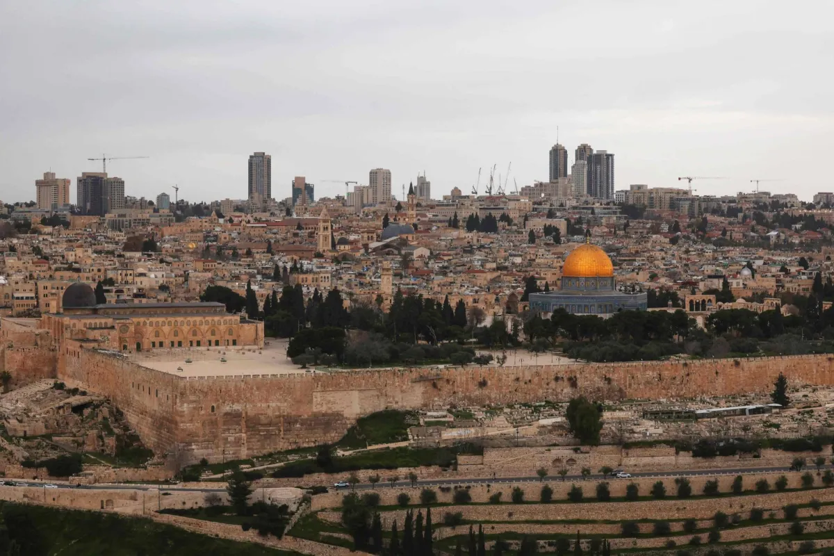 إسرائيل تدين جنون إيران بعد سقوط صواريخ قرب الأقصى