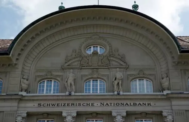 المركزي السويسري يثبت الفائدة رغم صعود الفرنك وسط ترقب التضخم