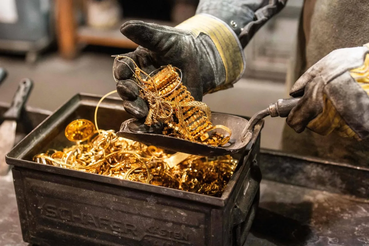 لماذا يبيع المستثمرون الذهب مع تصاعد التوترات الجيوسياسية؟