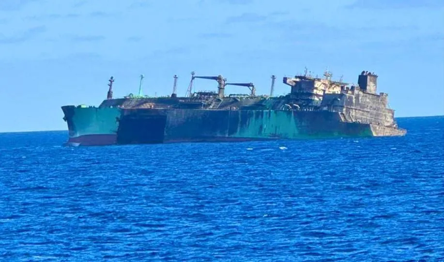 استنفار نفطي وأمني للسيطرة على ناقلة غاز جانحة قبالة سواحل ليبيا