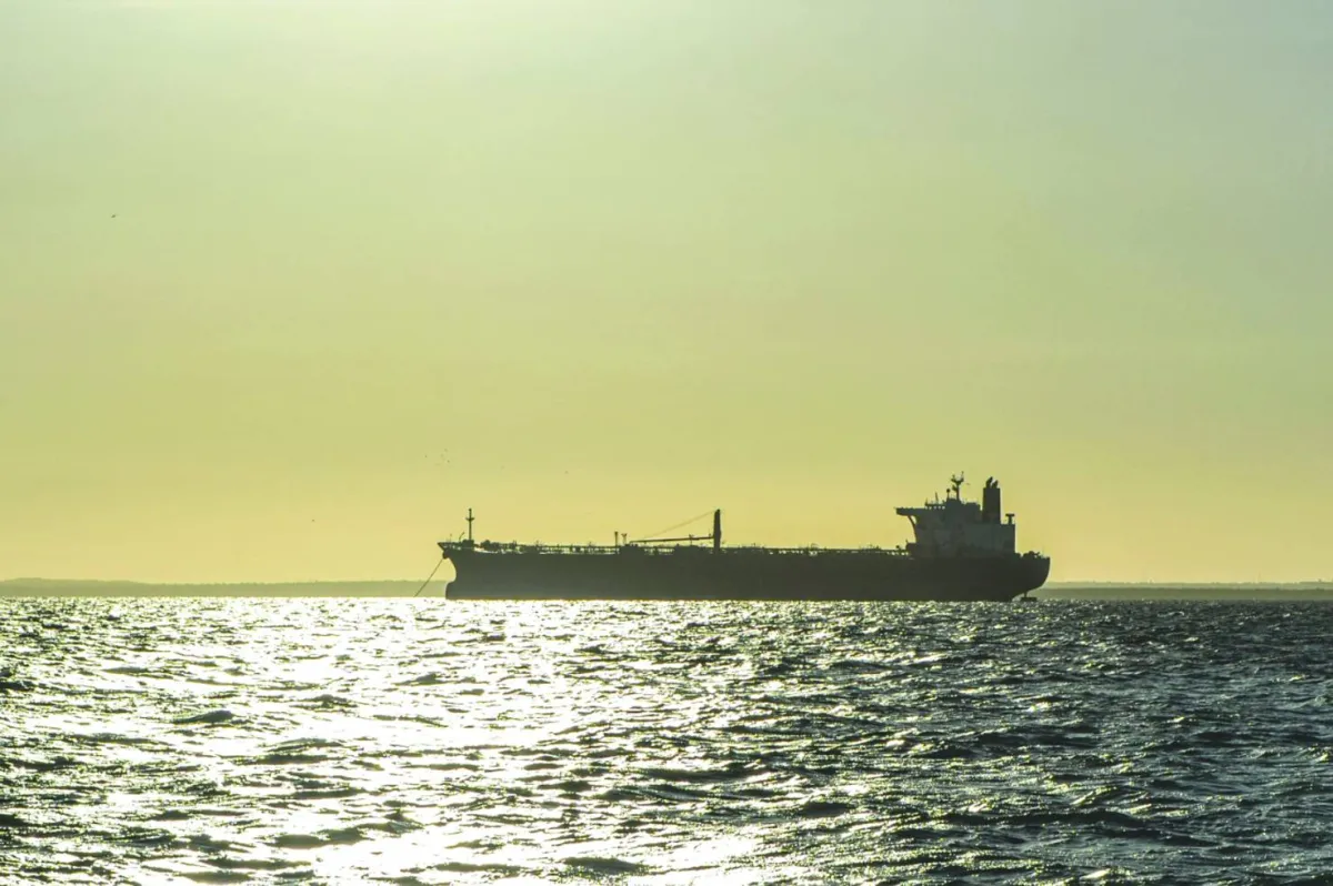 الدفاعات الخليجية تتصدى لهجمات ايرانية بالصواريخ والطائرات المسيرة