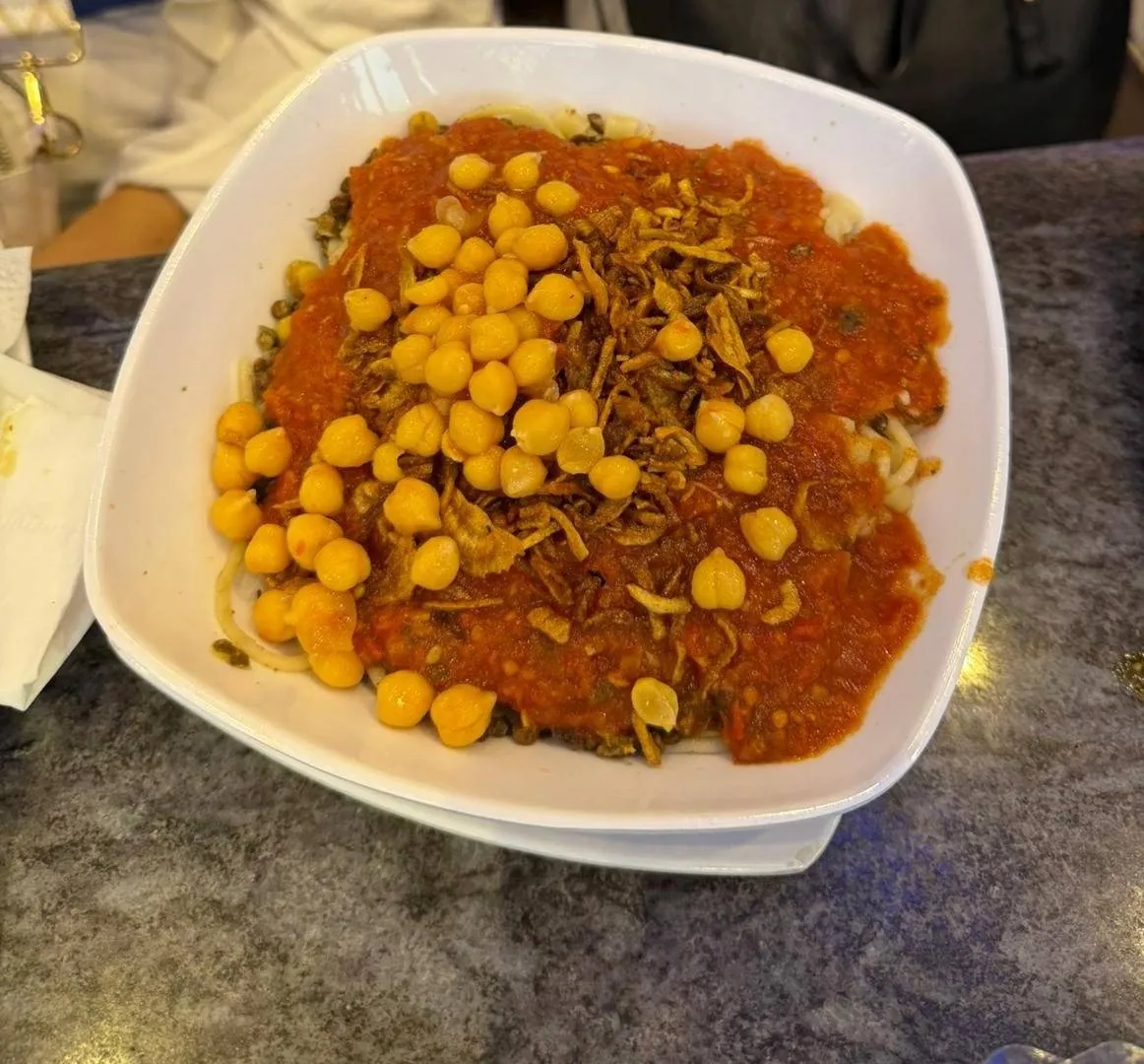 الكشري في مصر.. ارتفاع الأسعار يهدد عرش الطبق الشعبي بسبب الحرب وتكاليف الوقود