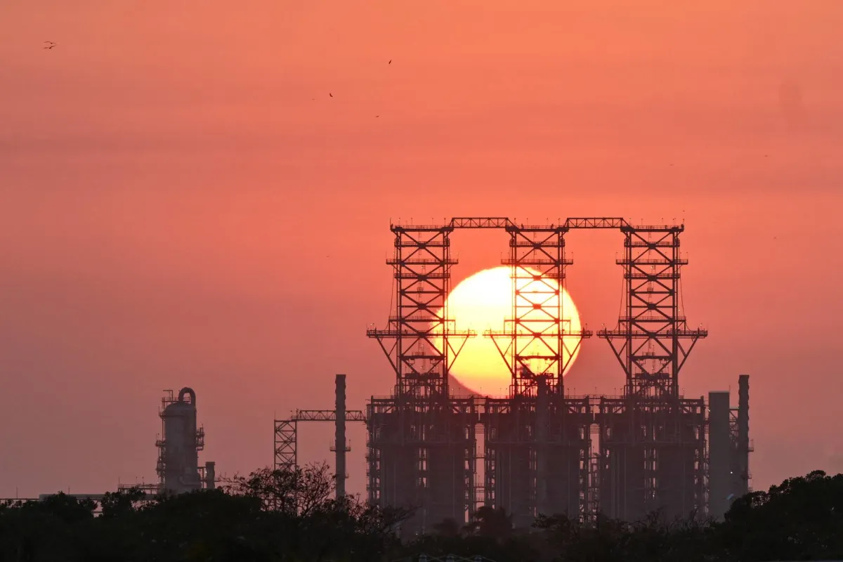 غموض يلف تداولات النفط قبل تغريدة ترامب.. هل تسربت المعلومة؟