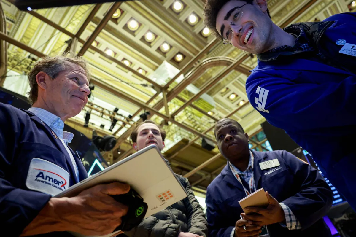 أبولو العالمية تقيد سحوبات المستثمرين وسط مخاوف السيولة