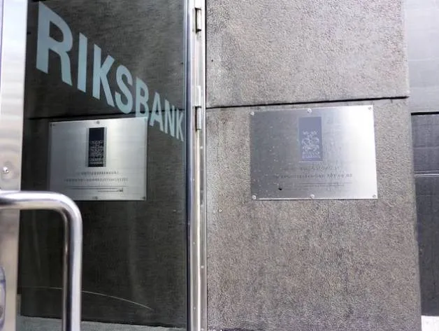 المركزي السويدي يحذر من شبح الركود التضخمي بسبب الحرب