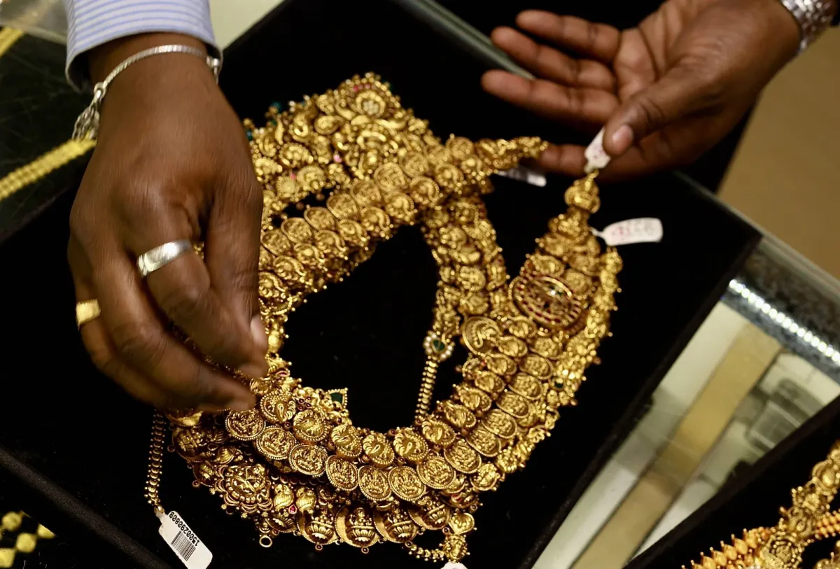 الذهب يقفز 2 مع تراجع الدولار وتفاؤل بتهدئة الأوضاع في الشرق الأوسط