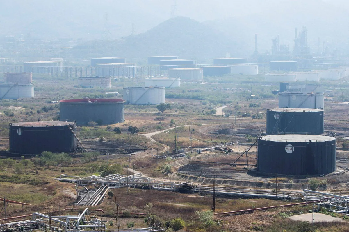 ازمة الديون فنزويلا مديونة لشركة ايني الايطالية بـ 3.3 مليار دولار