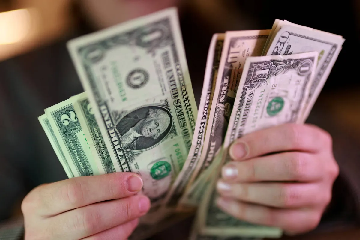 الدولار يحافظ على مكاسبه وسط ترقب التطورات الجيوسياسية