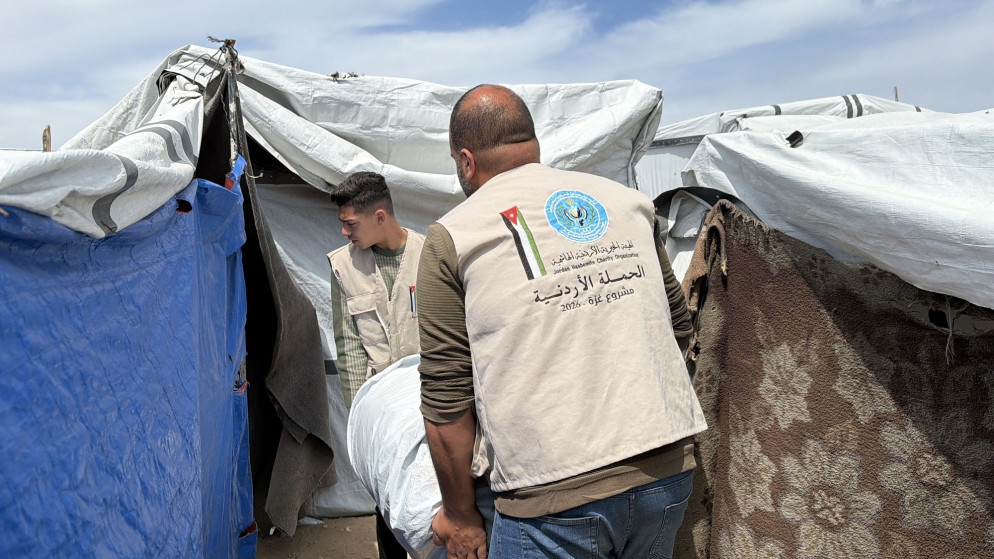 الحملة الاردنية للاغاثة توزع خياما على النازحين في خان يونس