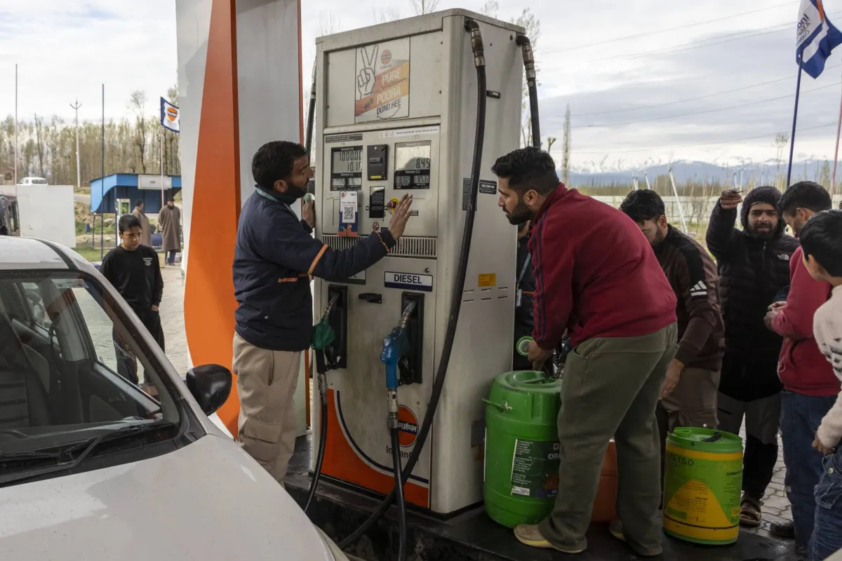 الهند تخفض رسوم البنزين والديزل وتفرض ضرائب على الصادرات