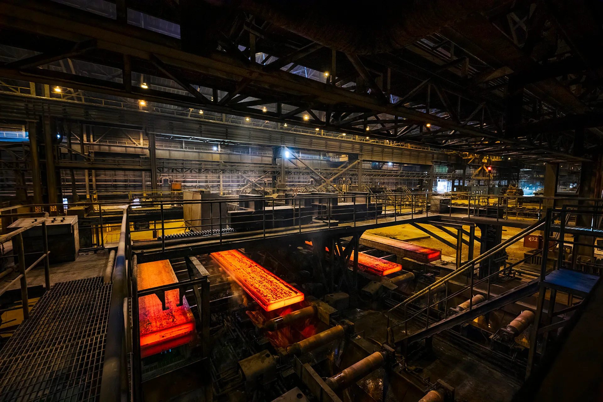 ضربة موجعة لصناعة الصلب الايرانية.. هجمات تستهدف ركائز الاقتصاد