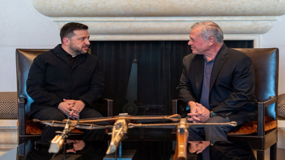 الملك وزيلينسكي يبحثان تعزيز العلاقات وتهدئة المنطقة