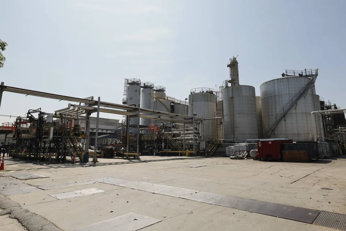 اسعار النفط تقفز وسط مخاوف الامدادات ونفي ايران التفاوض مع واشنطن